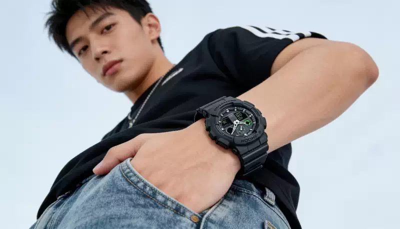 Reloj G-SHOCK GA-100MB con detalles verdes en la esfera en el Showroom de Unitime Argentina