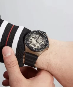 Modelo Camuflado negro y marrón