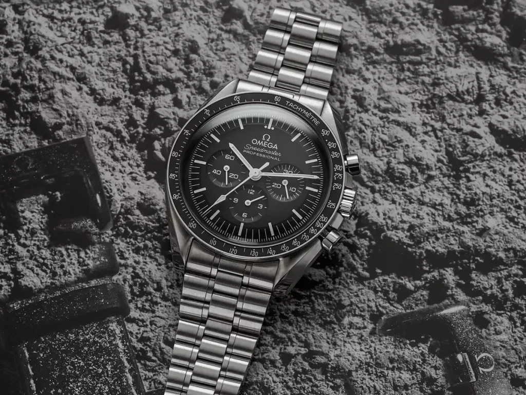 En todos los modelos, el fondo de caja lleva estampado el icónico medallón del Hipocampo, típico del Speedmaster
