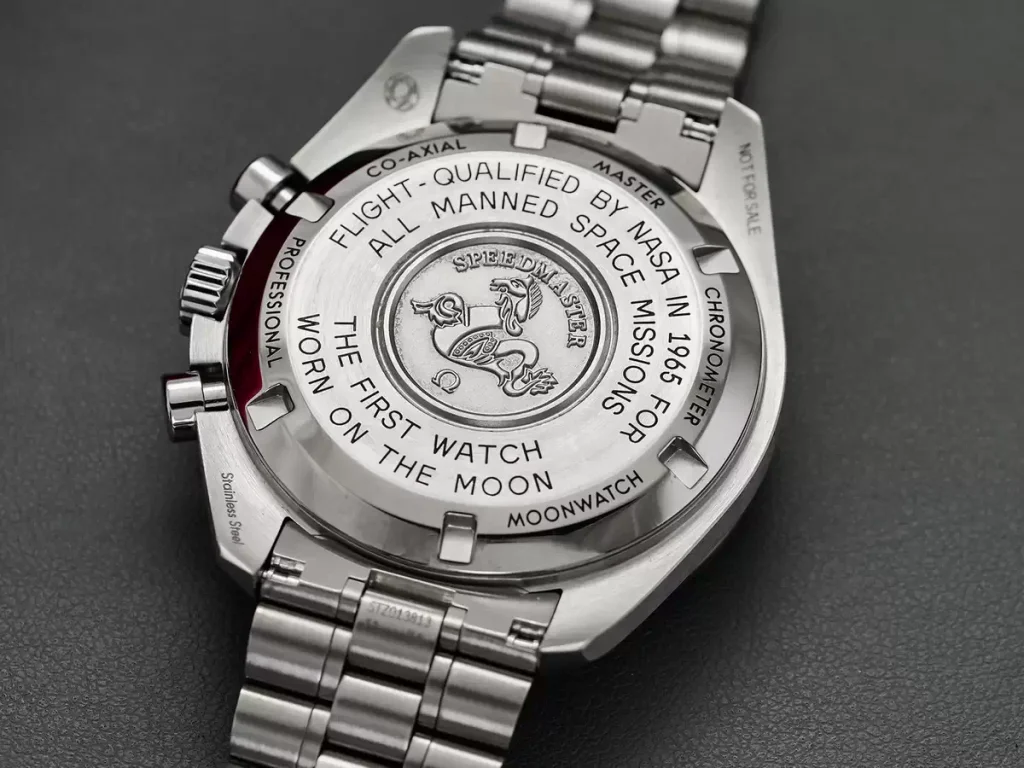 En todos los modelos, el fondo de caja lleva estampado el icónico medallón del Hipocampo, típico del Speedmaster