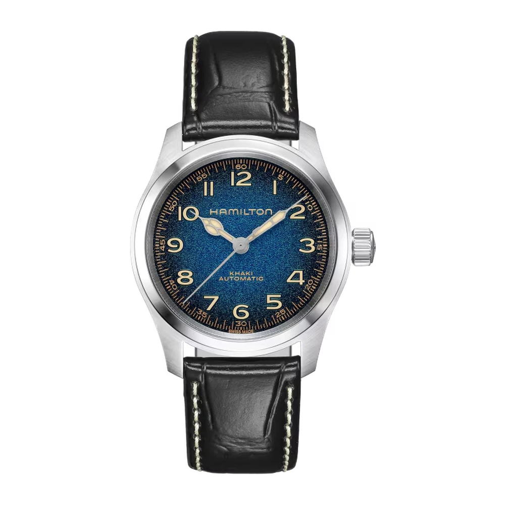 Vista frontal del Hamilton Khaki Field Murph Auto H70405740 de 38 mm, con esfera azul degradada y correa de cuero negro, sobre fondo blanco