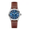 Vista frontal del Hamilton Khaki Field Auto H70455540 de 38 mm, con esfera azul y correa de cuero marrón, centrado sobre fondo blanco