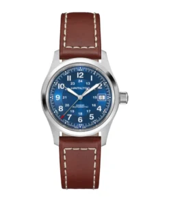 Vista frontal del Hamilton Khaki Field Auto H70455540 de 38 mm, con esfera azul y correa de cuero marrón, centrado sobre fondo blanco