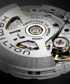 Calibre Hamilton H-30 Encontrar en Como socio de eBay, es posible que recibamos una compensación si realiza una compra. Marca: Hamilton Referencia: H-30 Base: Fecha estimada de llegada C07.621 Movimiento: Automático Mostrar: Cosa análoga Diámetro: 25.60 Joyas: 25 Reservar: 80 Frecuencia: 21600 Fecha: Fecha, día Manos: Horas, minutos, segundos Calibre Hamilton H-30 Descripción del H-30 Movimiento basado en el ETA 2836-2 / C07.111. En comparación con el movimiento original, se han implementado los siguientes cambios: - Se ha perfeccionado toda la cadena cinemática, desde el barrilete hasta el escape. - Se ha actualizado el regulador del escape, lo que garantiza una fiabilidad y precisión óptimas mediante regulación inercial. - Se ha mejorado el muelle principal para aumentar la reserva de marcha típica a 80 horas.