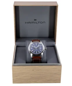 Descubre el Hamilton Khaki Field Automatic 42 mm (ref. H70605540): reloj automático suizo con esfera azul sunray y efecto snailing, movimiento H‑10 (80 h reserva de marcha), resistencia 100 m, cristal de zafiro, resorte Nivachron, Super‑LumiNova y fondo abierto. Estilo militar moderno con precisión fiable.