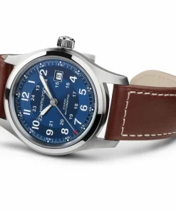 Descubre el Hamilton Khaki Field Automatic 42 mm (ref. H70605540): reloj automático suizo con esfera azul sunray y efecto snailing, movimiento H‑10 (80 h reserva de marcha), resistencia 100 m, cristal de zafiro, resorte Nivachron, Super‑LumiNova y fondo abierto. Estilo militar moderno con precisión fiable.