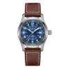 Descubre el Hamilton Khaki Field Automatic 42 mm (ref. H70605540): reloj automático suizo con esfera azul sunray y efecto snailing, movimiento H‑10 (80 h reserva de marcha), resistencia 100 m, cristal de zafiro, resorte Nivachron, Super‑LumiNova y fondo abierto. Estilo militar moderno con precisión fiable.