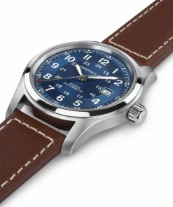 Descubre el Hamilton Khaki Field Automatic 42 mm (ref. H70605540): reloj automático suizo con esfera azul sunray y efecto snailing, movimiento H‑10 (80 h reserva de marcha), resistencia 100 m, cristal de zafiro, resorte Nivachron, Super‑LumiNova y fondo abierto. Estilo militar moderno con precisión fiable.