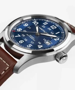 Descubre el Hamilton Khaki Field Automatic 42 mm (ref. H70605540): reloj automático suizo con esfera azul sunray y efecto snailing, movimiento H‑10 (80 h reserva de marcha), resistencia 100 m, cristal de zafiro, resorte Nivachron, Super‑LumiNova y fondo abierto. Estilo militar moderno con precisión fiable.