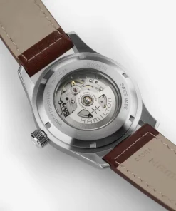 Descubre el Hamilton Khaki Field Automatic 42 mm (ref. H70605540): reloj automático suizo con esfera azul sunray y efecto snailing, movimiento H‑10 (80 h reserva de marcha), resistencia 100 m, cristal de zafiro, resorte Nivachron, Super‑LumiNova y fondo abierto. Estilo militar moderno con precisión fiable.