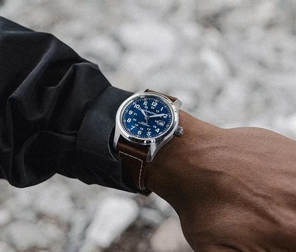 Descubre el Hamilton Khaki Field Automatic 42 mm (ref. H70605540): reloj automático suizo con esfera azul sunray y efecto snailing, movimiento H‑10 (80 h reserva de marcha), resistencia 100 m, cristal de zafiro, resorte Nivachron, Super‑LumiNova y fondo abierto. Estilo militar moderno con precisión fiable.