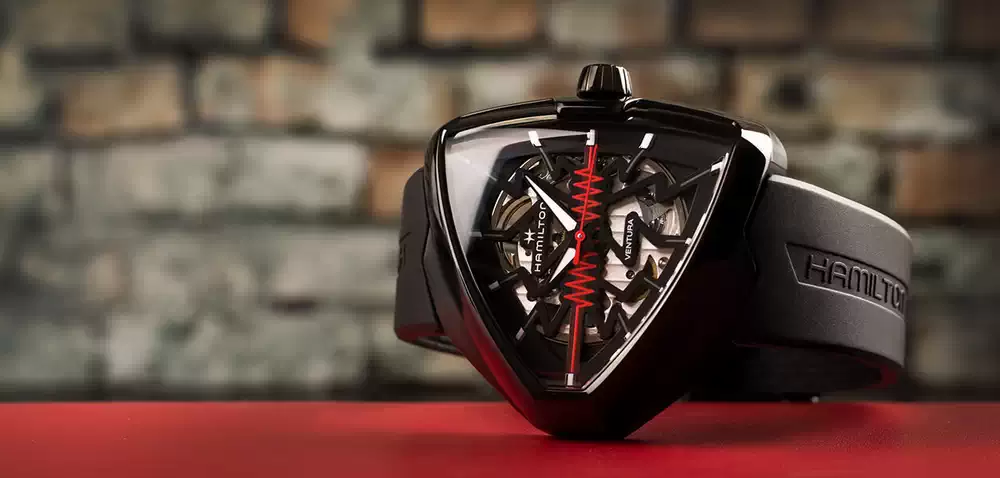 El reloj Hamilton Ventura Elvis80 Skeleton Auto H2453533 es la unión perfecta entre la historia y la modernidad.