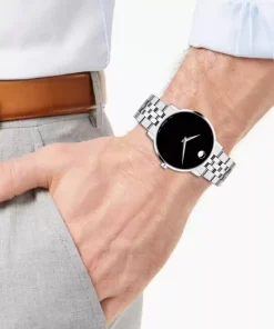 Reloj Movado Museum 0607533 con esfera negra minimalista y correa de cuero, estilo elegante y atemporal, con el respaldo de UNITIME Argentina