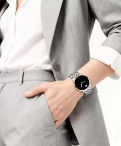 Reloj Movado Museum 0607533 con esfera negra minimalista y correa de cuero, estilo elegante y atemporal, con el respaldo de UNITIME Argentina