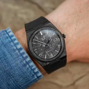 TISSOT PRX Forged Carbon de 40 mm con cristal de zafiro y fondo de caja transparente.