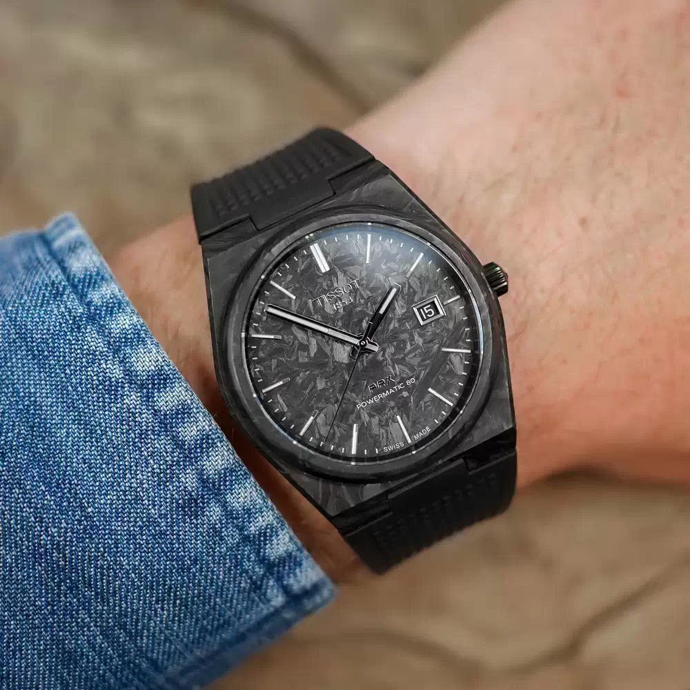 TISSOT PRX Forged Carbon de 40 mm con cristal de zafiro y fondo de caja transparente.