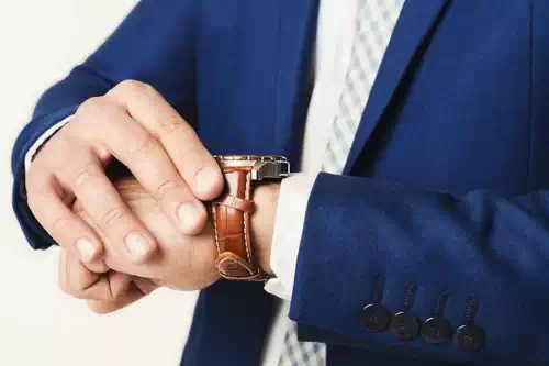 Use su reloj constantemente, está hecho para eso