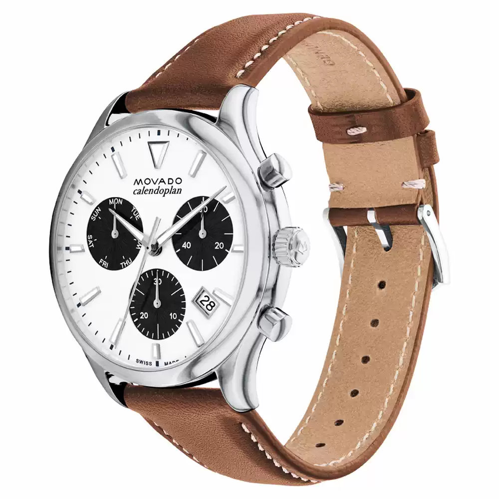 Reloj MOVADO Heritage Calendoplan Chronograph 3650147 con esfera blanca y subesferas negras en muñeca masculina en el Showroom de Unitime Argentina