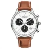 Reloj MOVADO Heritage Calendoplan Chronograph 3650147 con esfera blanca y subesferas negras en muñeca masculina en el Showroom de Unitime Argentina