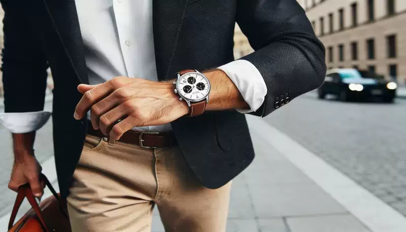 Reloj MOVADO Heritage Calendoplan Chronograph 3650147 con esfera blanca y subesferas negras en muñeca masculina en el Showroom de Unitime Argentina