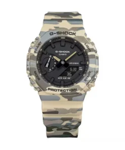 Vista frontal del G-SHOCK GA-2100CM-5A con esfera negra y detalles camuflados