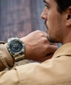 Primer plano del G-SHOCK Urban Camo con display analógico y digital