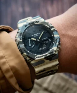 Vista frontal del G-SHOCK GA-2100CM-5A con esfera negra y detalles camuflados