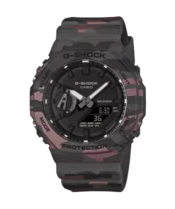 Vista frontal del G-SHOCK GA-2100CM-5A con esfera negra y detalles camuflados