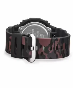Vista posterior del G-SHOCK GA-2100CM-8A con esfera negra y detalles camuflados