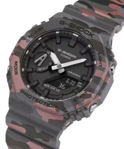 Vista frontal del G-SHOCK GA-2100CM-5A con esfera negra y detalles camuflados