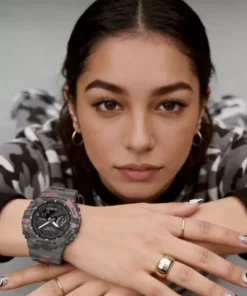 G-SHOCK de mujer GA-2100CM-5A con esfera negra y detalles camuflados