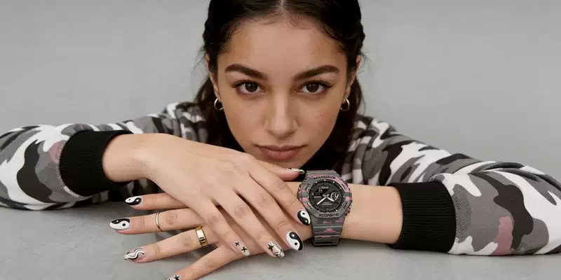 G-SHOCK de mujer GA-2100CM-8A con esfera negra y detalles camuflados