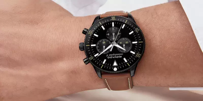 Cronógrafo MOVADO Heritage sobre muñeca masculina en el showroom de UNITIME Argentina