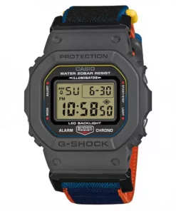 Reloj G-SHOCK DW-5600MNC-8A2 con caja gris, correa textil azul y naranja y cierre magnético