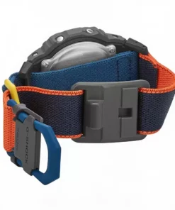 Reloj G-SHOCK DW-5600MNC-8A2 con caja gris, correa textil azul y naranja y cierre magnético