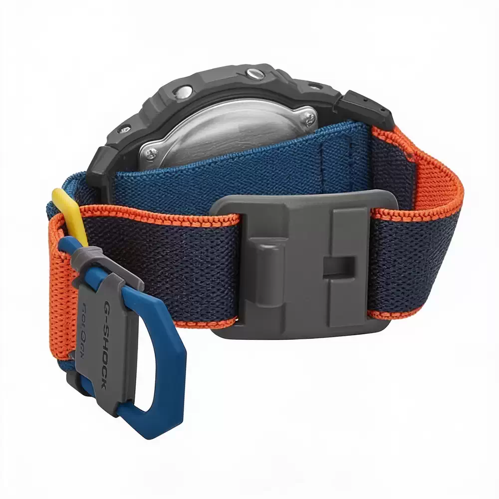 Reloj G-SHOCK DW-5600MNC-8A2 con caja gris, correa textil azul y naranja y cierre magnético