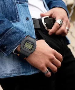 Reloj G-SHOCK DW-5600MNC-8A2 con caja gris, correa textil azul y naranja y cierre magnético