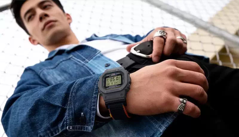 CASIO G-SHOCK DW-5600MNC-8A2 en el Showroom de Unitime Argentina Reloj G-SHOCK DW-5600MNC-8A2 con caja gris, correa textil azul y naranja y cierre magnético