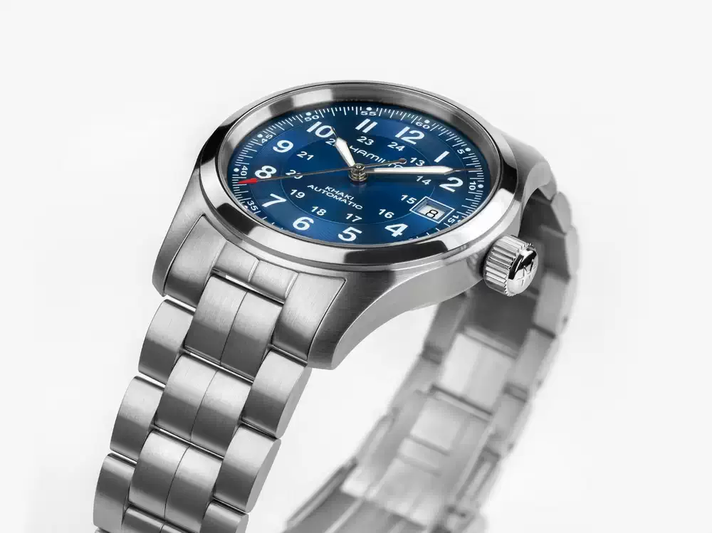 Hamilton Khaki Field Auto 38 mm H70455140 con esfera azul y malla de acero inoxidable sobre fondo blanco | Unitime Argentina