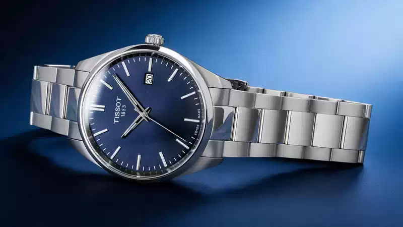 TISSOT PR 100 40 mm T150.410.11.041.00 en UNITIME Argentina Reloj TISSOT PR 100 40 mm T150.410.11.041.00 con esfera azul efecto rayos de sol y malla de acero en el showroom de UNITIME Argentina