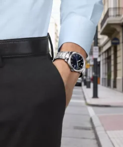 Reloj TISSOT PR 100 40 mm T150.410.11.041.00 con esfera azul efecto rayos de sol y malla de acero en el showroom de UNITIME Argentina
