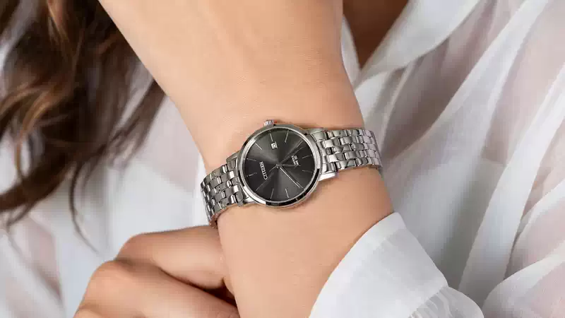 CITIZEN Quartz EU6090-54H en el Showroom de Unitime Argentina Parte trasera del CITIZEN EU6090-54H con cierre y eslabones de acero
