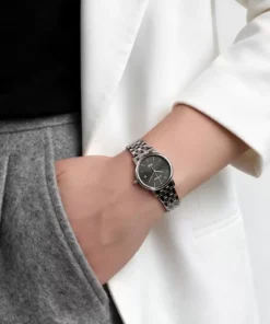 Mujer usando el CITIZEN Quartz EU6090-54H con malla de acero