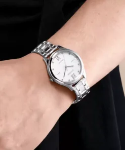 Mujer usando el CITIZEN Eco-Drive EM0500-73A con esfera blanca y malla de acero