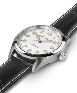 Detalle del Hamilton Khaki Field Murph H70405710 con esfera blanca, agujas tipo catedral y caja de acero