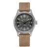 Reloj Hamilton Khaki Field Titanium Auto H70545550 de 42 mm visto en perspectiva con correa de cuero marrón