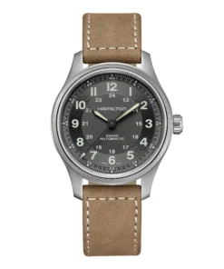 Reloj Hamilton Khaki Field Titanium Auto H70545550 de 42 mm visto en perspectiva con correa de cuero marrón