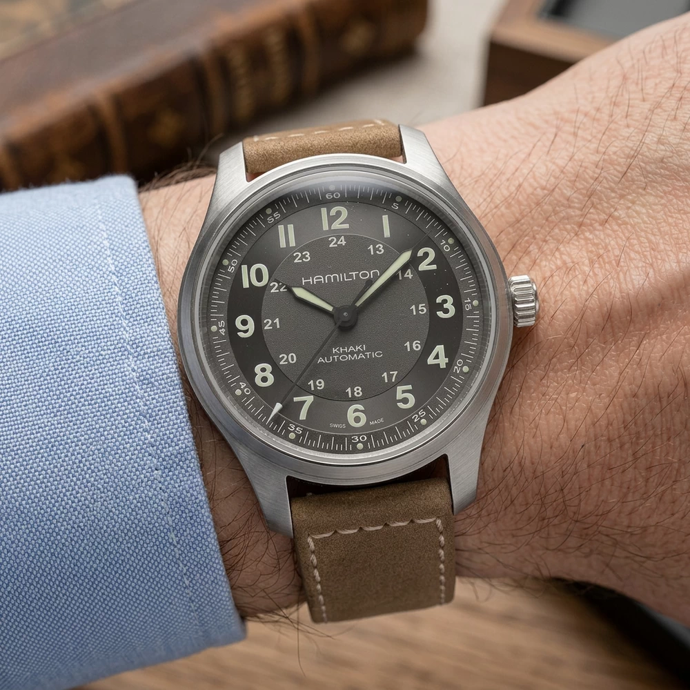 Reloj Hamilton Khaki Field Titanium Auto H70545550 de 42 mm visto en perspectiva con correa de cuero marrón