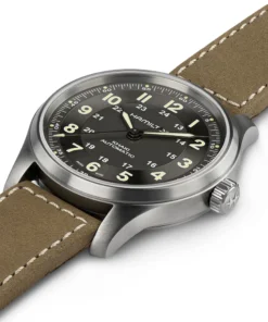 Reloj Hamilton Khaki Field Titanium Auto H70545550 de 42 mm visto en perspectiva con correa de cuero marrón
