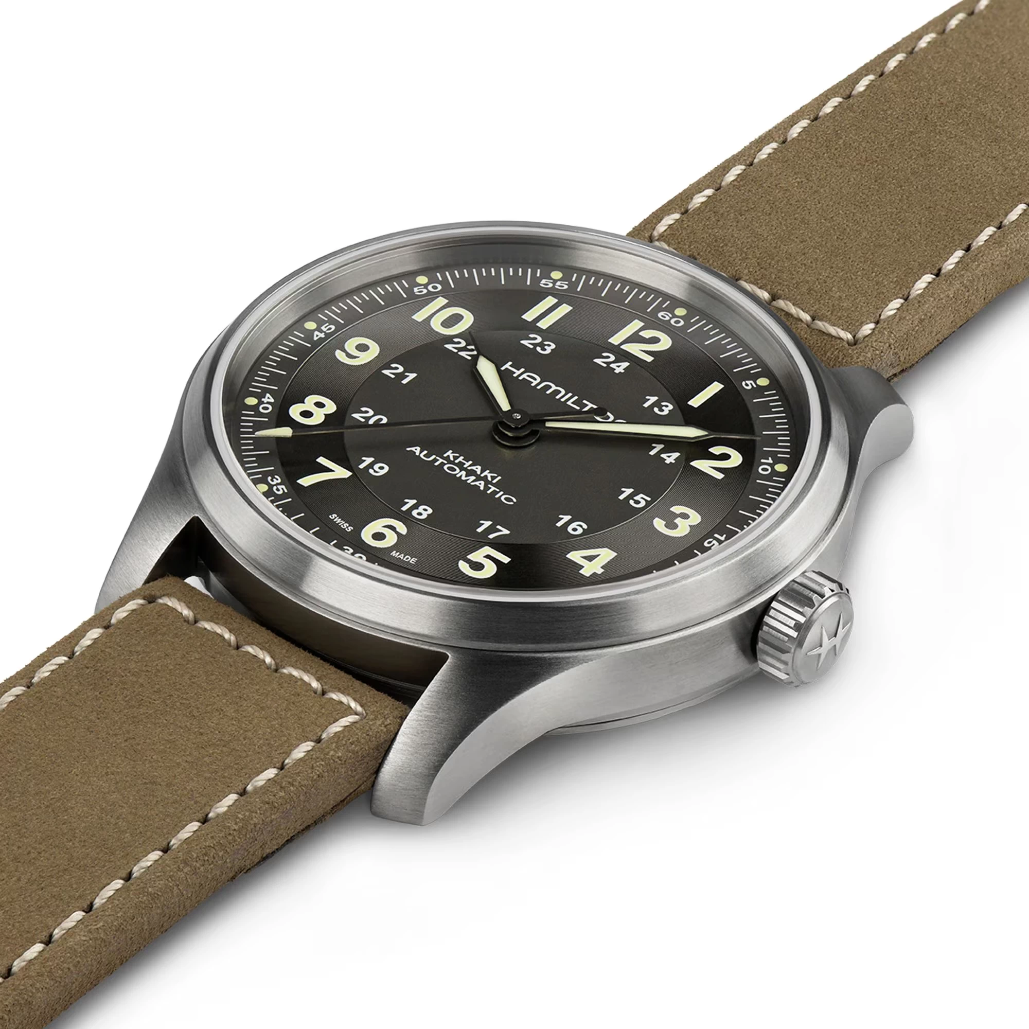 Reloj Hamilton Khaki Field Titanium Auto H70545550 de 42 mm visto en perspectiva con correa de cuero marrón